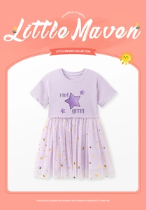 Detailansicht des lila Mädchenkleides mit Tüllrock und goldfarbenen Pailletten