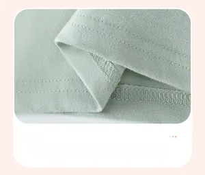 Dettaglio dell'orlo a doppia cucitura sulla maglietta in maglia di cotone per bambini