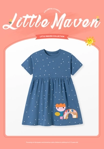 Dettaglio vestito blu scuro a pois con ricamo arcobaleno e fiori per bambina di 2-7 anni