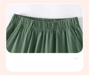 Dettaglio della vita elastica di un pantalone casual verde scuro per bambini