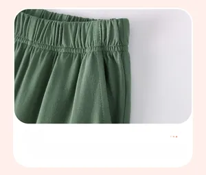 Dettagli di pantaloni verdi per bambini con vita elastica e tasche laterali in cotone