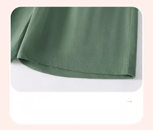 Dettaglio della doppia cucitura sull'orlo dei pantaloni in cotone verde scuro da bambino