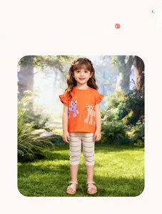 Vue détaillée ensemble été fille avec t-shirt chat orange et pantalon à rayures