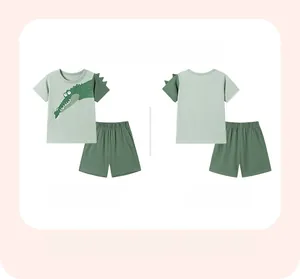 Dettaglio completo set estivo in cotone verde per bambino con stampa a coccodrillo