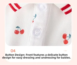 Détail de chemise blanche en coton avec broderie cerise et boutons pour tout-petits