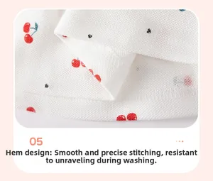 Détail de la couture d'ourlet lisse et imprimé cerise sur une robe blanche sans manches