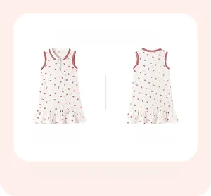 Vues avant et arrière à plat de la robe polo sans manches avec motifs cerises rouges