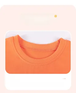 Détail d'un t-shirt orange à col rond pour enfant montrant l'encolure à double surpiqûre