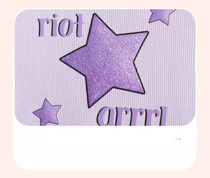 Detail eines lila gerippten Kleides mit glitzernden Sternen und Riot Grrrl-Aufdruck