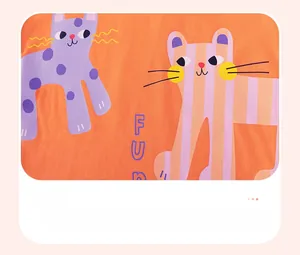 Détail macro de chats de dessin animé et texte FUN sur tissu en coton tricoté orange