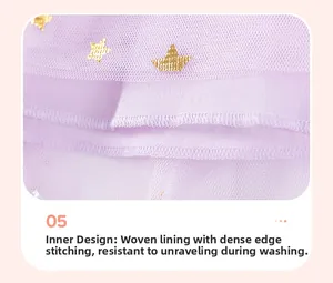 Nahaufnahme der präzisen Overlock-Nähte und des lila Tülls mit goldenen Sternen am Kleid