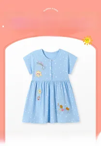 Détail de la robe fille bleu clair avec broderie licorne et motifs d'étoiles blanches