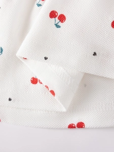 Robe blanche sans manches pour fille avec motifs cerises et texture de tissu premium