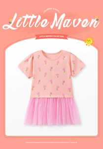 Detail van roze katoenen T-shirt met tulpenprint en bijpassende tule rok voor meisjes