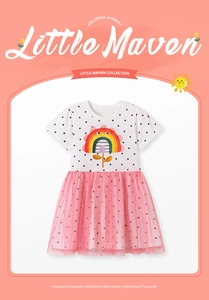 Détails d'une robe fille avec broderie arc-en-ciel et jupe en tulle rose pour enfants