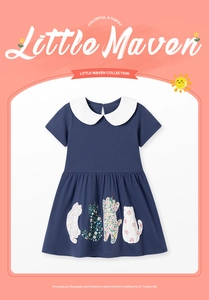 Détail de robe en coton bleu marine avec col Claudine et appliques de chats à fleurs