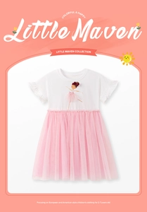 Dettaglio dell'abito tutu da bambina con strati di tulle rosa e stampe di ballerina