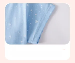 Détail du revers de manche bleu clair avec motif étoile blanche et couture soignée