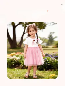 Dettaglio del top bianco da bambina con stampa ballerina e gonna in tulle rosa