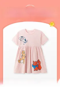 Détail d'une robe rose en coton pour fille avec imprimés de chien, lapin et chat mignons