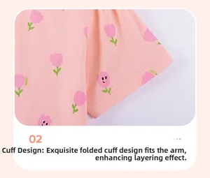 Detail van roze katoenen mouw met tulpenprint en elastisch gesmokt ontwerp