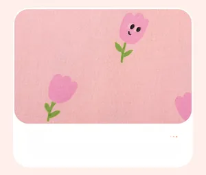 Detail van roze katoenen gebreide stof met schattige tulpenpatronen voor meisjes