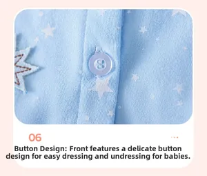 Détail de robe bébé à imprimé étoiles blanches et bouton pour un habillage facile
