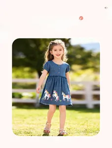 Détail de la robe d'été bleu marine à pois pour filles avec broderie licorne colorée