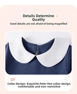 Détail d'une robe bleu marine avec col Claudine blanc et fermeture boutonnée au dos