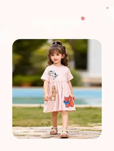 Détail de la robe d'été rose pour fille en coton avec des motifs d'animaux mignons