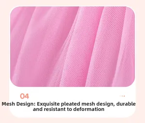 Detail van roze tulejurk met fijne plooien en een ademende mesh-structuur