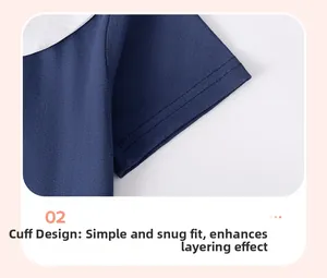 Détail du revers surpiqué sur robe en maille bleu marine avec bord blanc contrastant