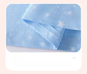 Vue détaillée de l'ourlet d'une robe pour fille avec étoiles blanches et couture double précise