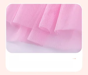 Gedetailleerde close-up van zachte roze tule netstof met delicate meerlaagse textuur