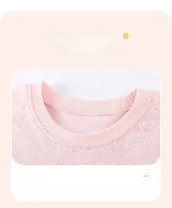 Détail de robe rose en coton avec col rond côtelé et imprimé floral délicat pour filles