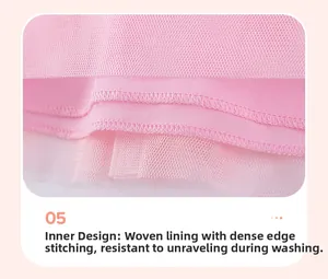 Dettaglio dell'abito in tulle rosa con fodera interna resistente e cuciture fitte