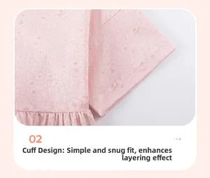 Détail du poignet à fleurs roses avec couture nette sur la robe d'été fille