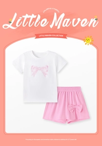 Dettaglio completo estivo da bambina in cotone con fiocco acquerello e pantaloncini rosa