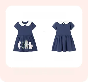 Détail de robe en coton bleu marine avec col Claudine et appliqués de chats mignons