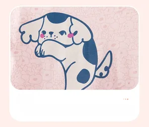 Détail du tissu en coton rose à fleurs avec impression thermique de chien de dessin animé