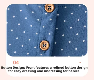 Détail de boutons en bois et pois blancs sur la robe bleue en coton pour filles