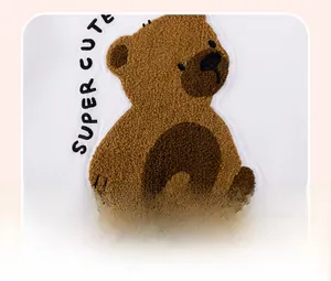 Détail de la broderie bouclette ours brun sur le t-shirt en coton blanc pour enfant
