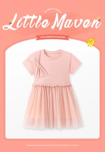 Détail d'une robe tutu rose pour fille avec jupe en tulle multicouche et nœud