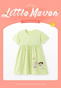 Détail de la robe d'été en coton vert clair pour filles avec fées et papillons
