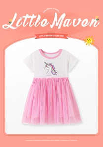 Detail eines Einhorn-Regenbogenkleids für Mädchen mit rosa Tüllrock und Baumwolltop
