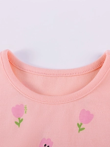 Roze katoenen meisjesjurk met tulpenprint, MORI-tekst en afgewerkte ronde halslijn