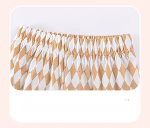 Détail de la taille élastique d'un short en coton pour enfant avec motif à losanges jaunes