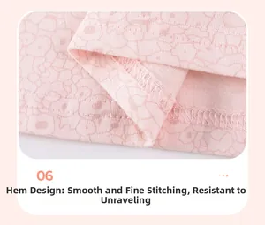 Détail de l'ourlet de robe en coton rose fleuri avec couture à double aiguille fine