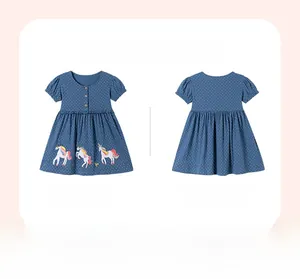 Vues détaillées avant et arrière de la robe en coton bleu marine avec licorne