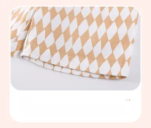 Détail du short en coton pour filles avec motifs à losanges jaunes et coutures soignées